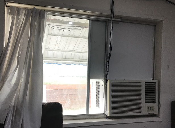 窓に取り付けるタイプのエアコン